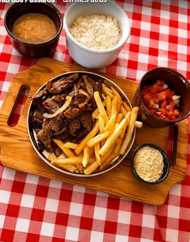 Prato com carne e fritas